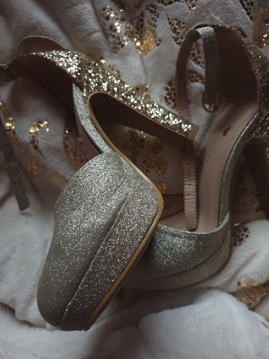 Vând pantofi cu toc