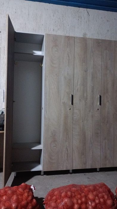 продам шкаф . в виде раздевалки