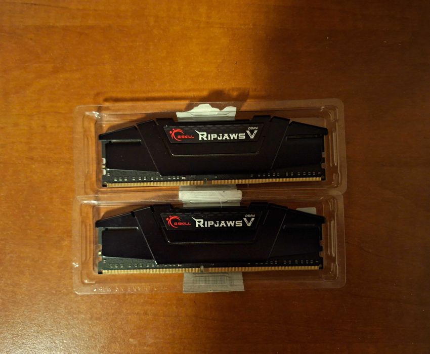 Vând Kit RAM DDR4 Kingston + G.Skill