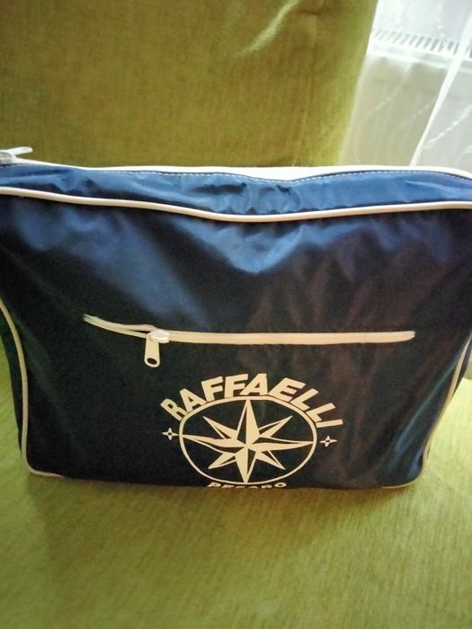 Tricouri pentru bărbați la 25 lei, și pantaloni scurți elastici.