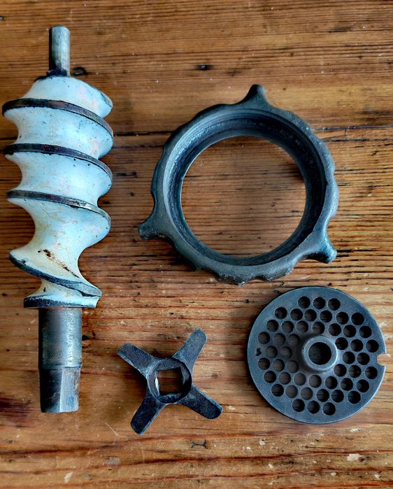 Антична ръчна  месомелачка модел номер 5 от 1910 - 1930 гд. 
Напълно о