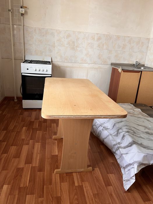 Продам стол обеденный