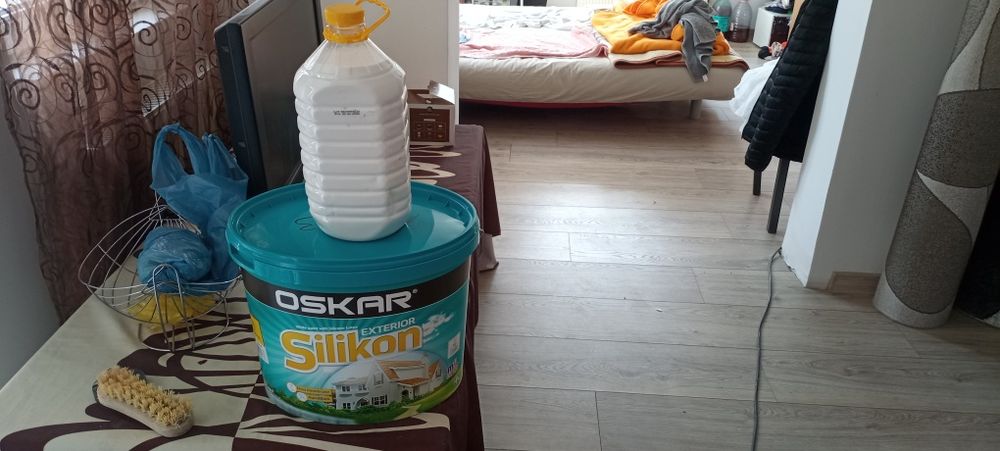 Vând vopsea lavabilă 750 lei negociabil pt exterior culoare galben pai