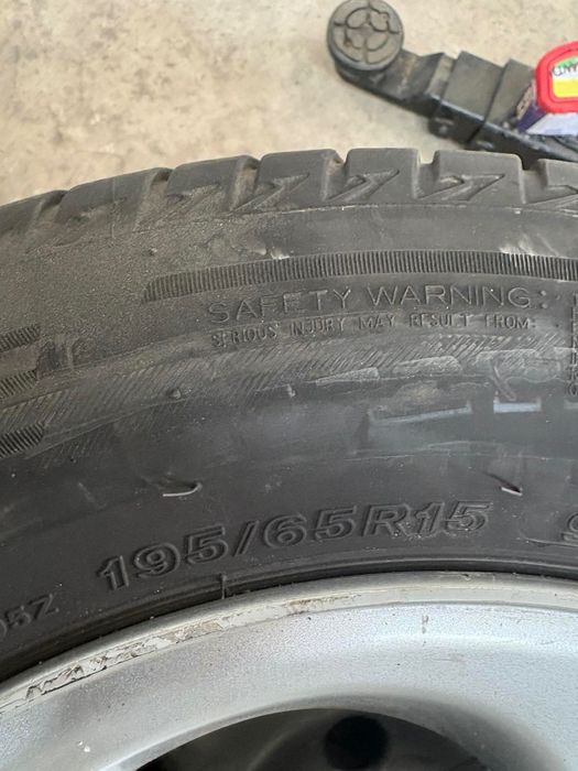 Продавам комплект 4 гуми с джанти 15 цола за пежо 406 + 1 резервна гума Michelin