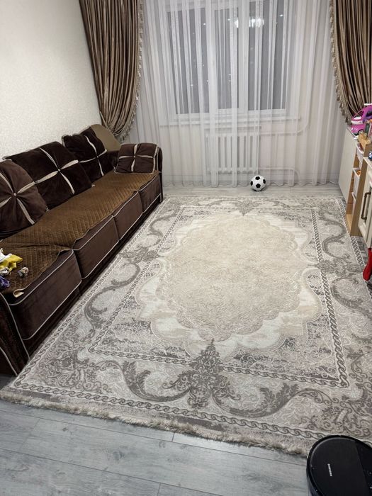 Продам ковер в гостинную комнату
