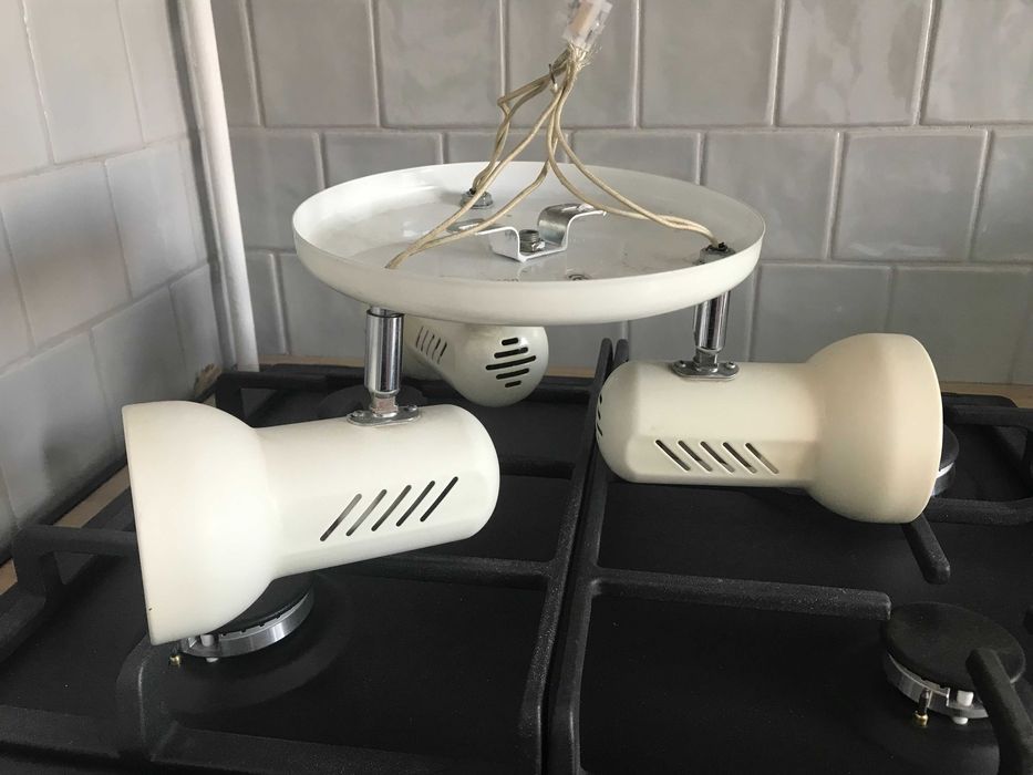 Plafoniera cu 3 spoturi / 2 abajururi glob sticla