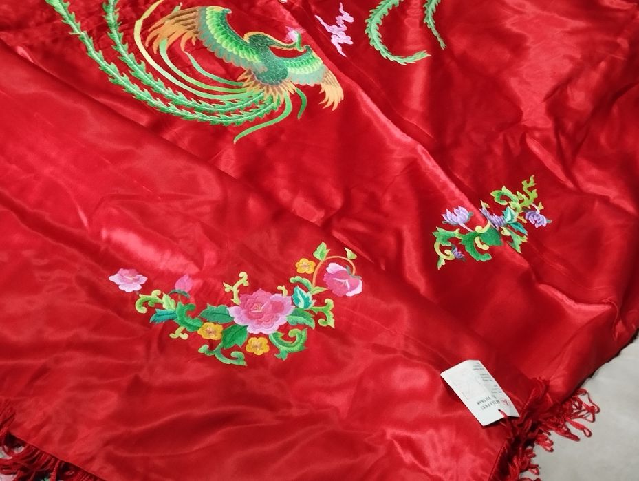 Продается комплект -атласное покрывало,наволочки