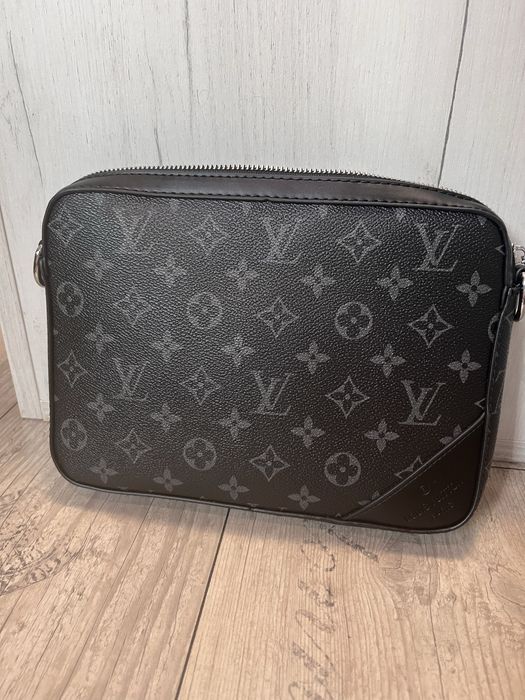 Мъжка чантичка на Louis Vuitton