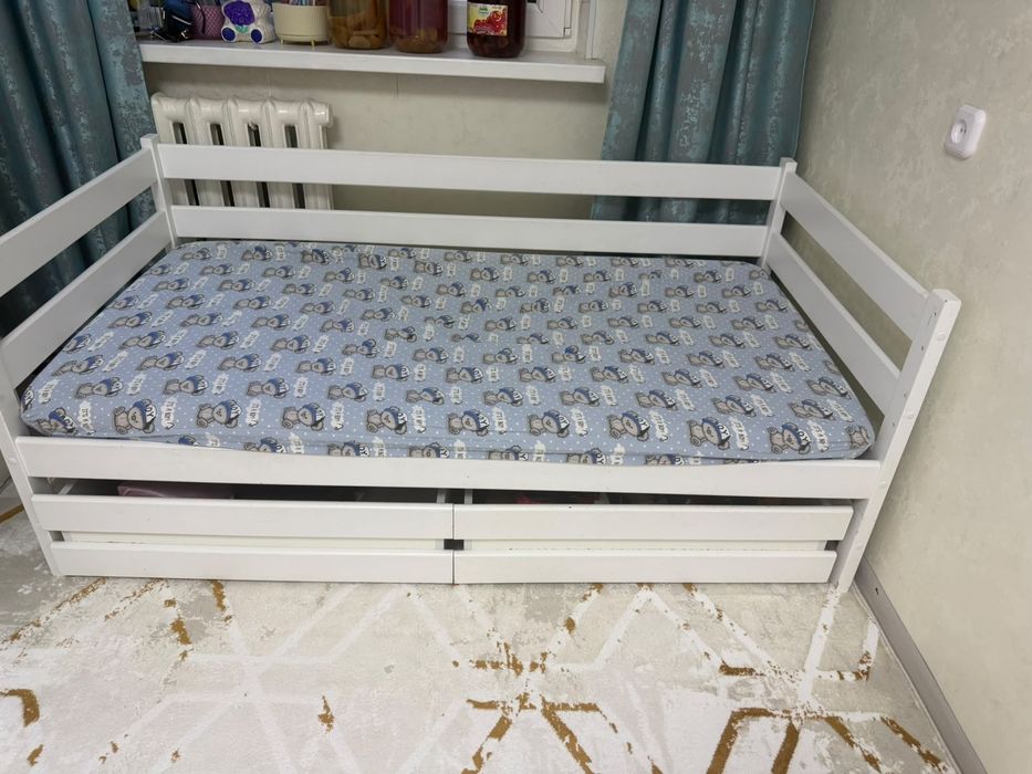 Продам стол письменный и кровать.