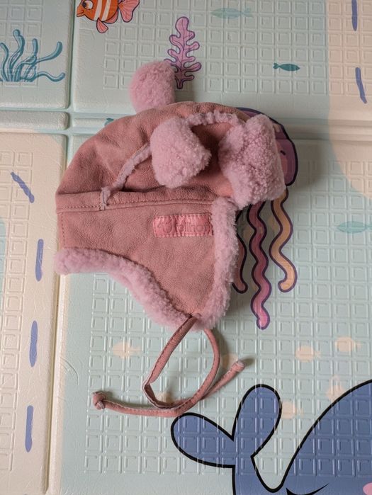 Розова зимна бебешка шапка от ярешка кожа