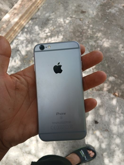 IPhone 8 pe spate scrie iPhone s