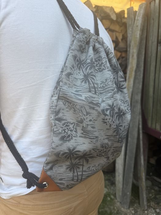 Sac cu snur/ rucsac cu snur gri deschis, imprimeu tropical cu palmieri (nou)