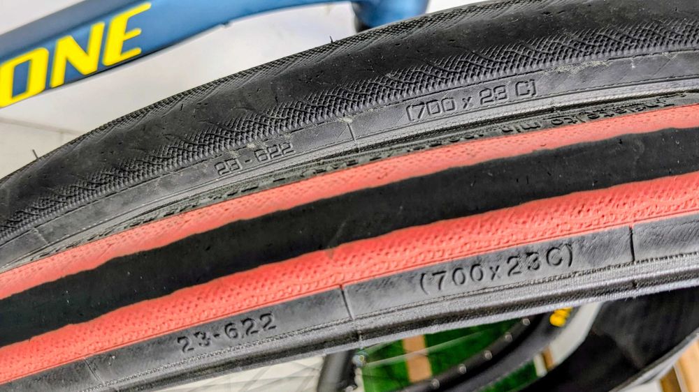 2 броя шосейни гуми Vittoria 700x23C