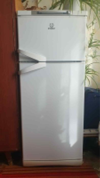 Холодильник Indesit