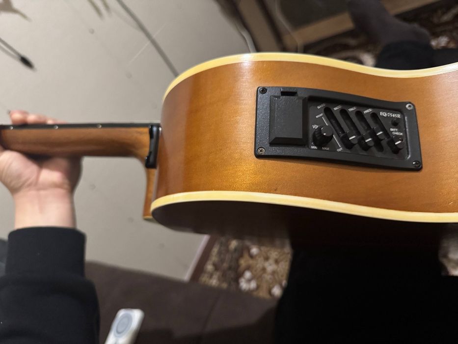 Gitara Tagima sotiladi yangi holatta pul zaruligi uchun sotyapman
