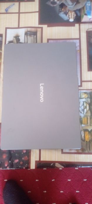 Lenovo ноутбук яхши ҳолатда. Тез ишлайди, SSD хотираси бор, батареяси