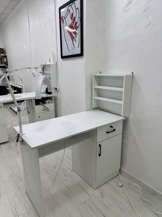 Продаю маникюрный стол