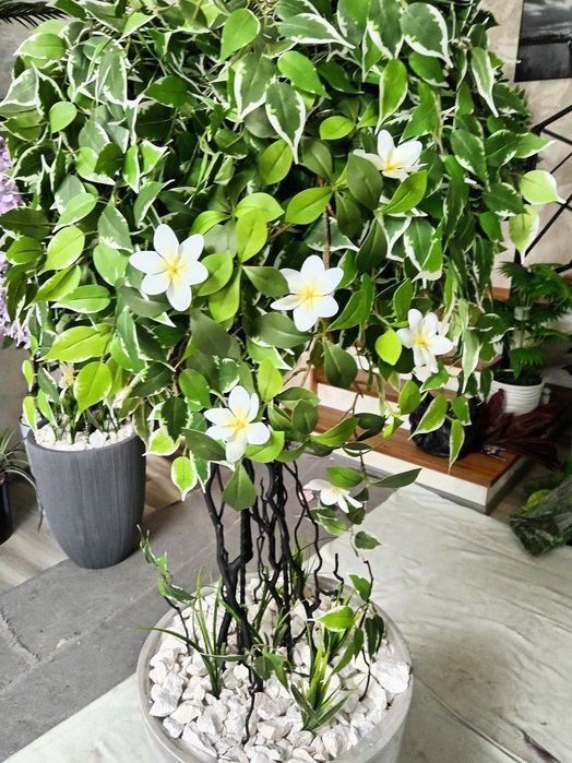 Искусственные деревья и растения цветы декоративные элементы.