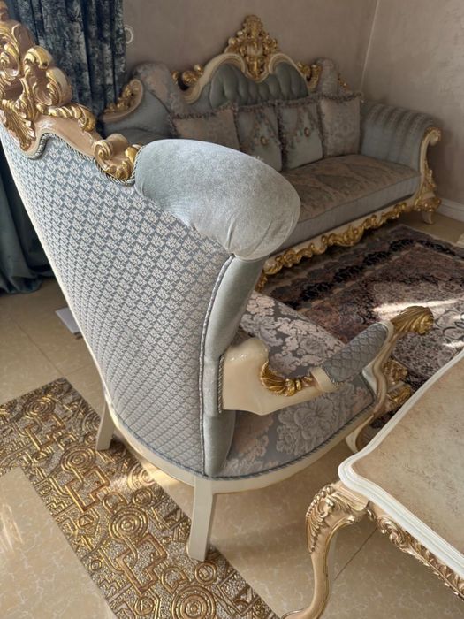 Диваны и кресла продаются