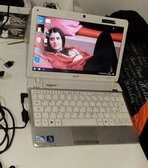 Mini laptop Acer funcțional doar conectat la priza
