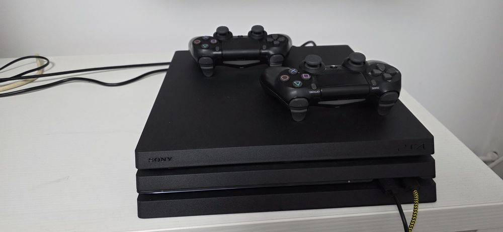 Vând ps4 pro si ps4 slim