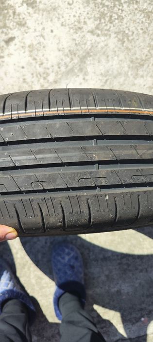 Vând 2 cauciucuri unul Goodyear 215 65 R17 și unul  Pirelli 235 55 R 19