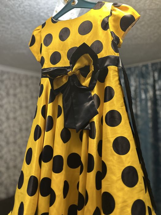 Продам платья на девочку 3-7 лет.