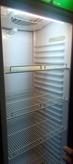 Doua vitrine frigorifice verticale