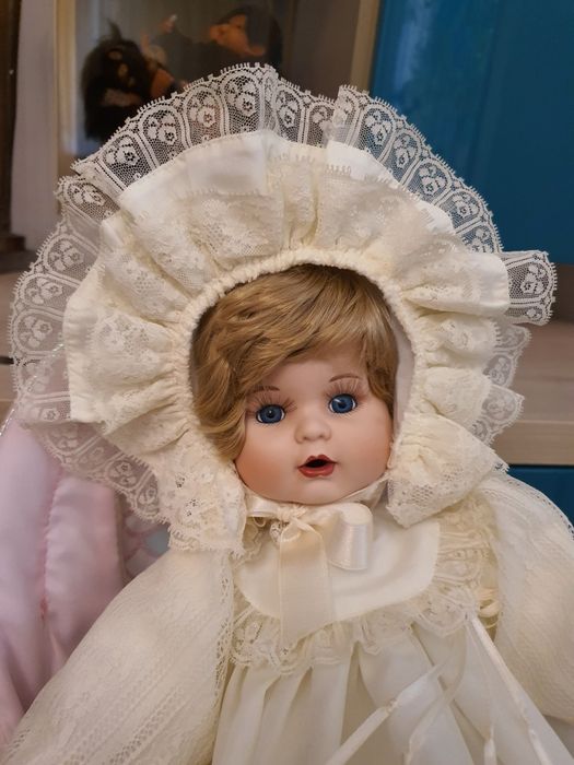 Papusa bebelus din portelan de colectie îmbrăcat în haine de botez