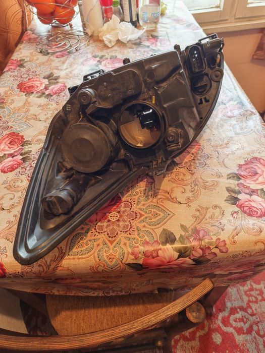 Продавам нова броня и нова маска и десен фар 2а употреба за Форд Фокус