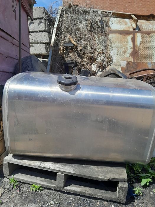 Продам алюминиевый бак. 280 л. Цена. 200000 .