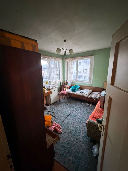 Каща с двор от Сабственик