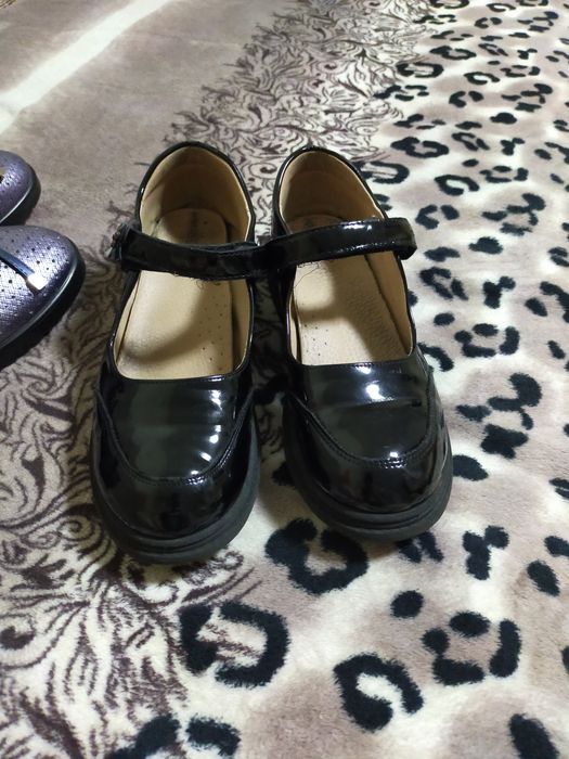 Продам туфли на а девочку