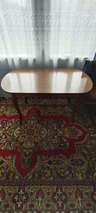 Продаю стол в гостиную