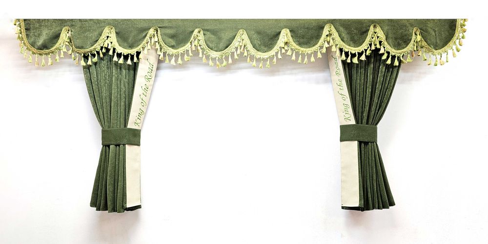 Зелени пердета за камиони с кожена лента и кукички тип холандско чело