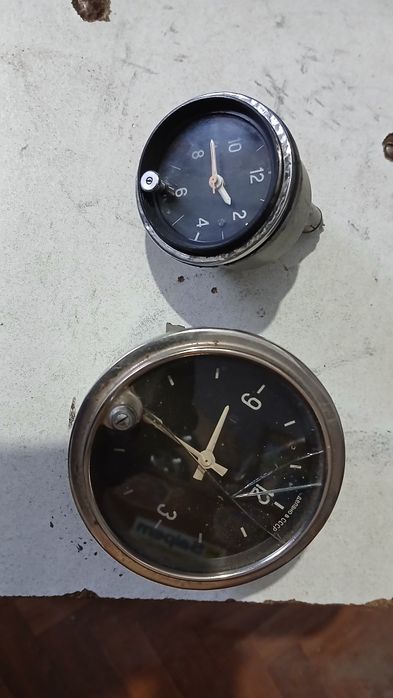 В продаже автомобильные часы.