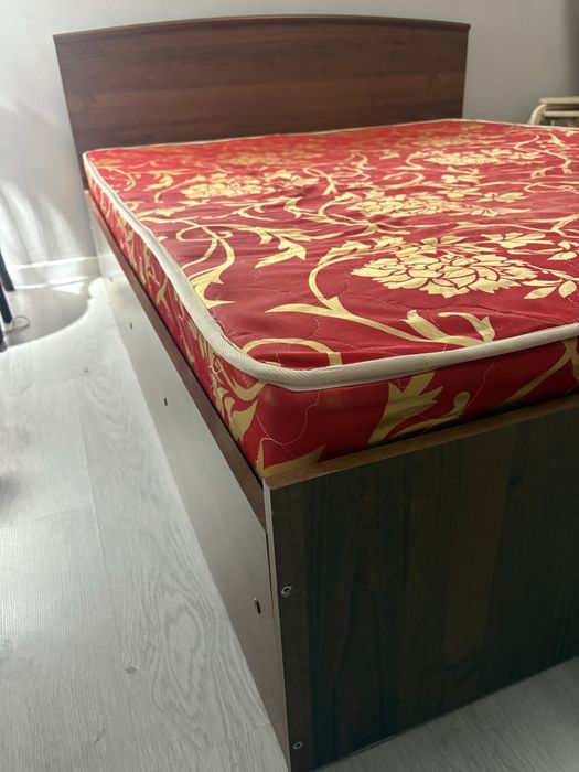 Кровать с матрасом