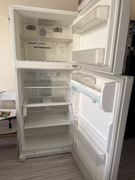 Продам Холодильник LG