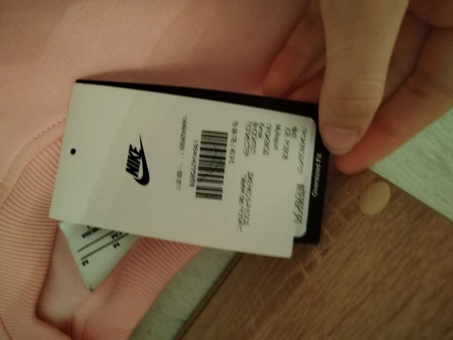 Чисто нов Nike суитчър