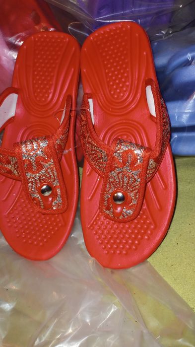 2 perechi papuci / flip-flop / slapi noi la alegere: mov, rosu, verde, roz sau albastru deschis alegeti marimea si culoarea fiecarei perechi
