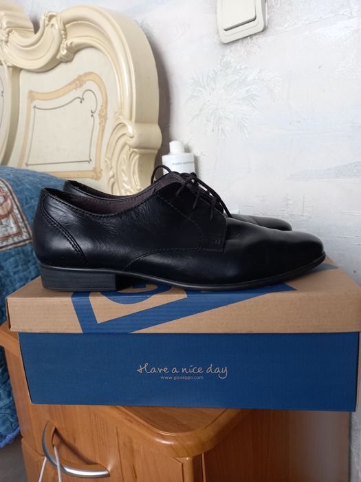 Продам женские ботинки