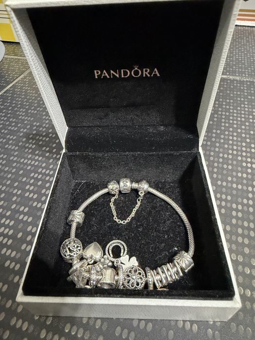 Bratara cu charm-uri pandora
