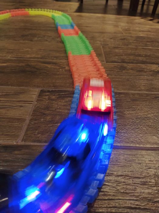 Светеща в тъмното писта с 4 бр. колички на батерии