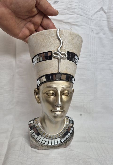 Figurină egipteană, bust Nefertiti din rășină acrilică, Colecția Leonardo.