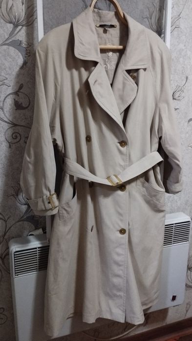 Продаются женские плащи и кардиган.