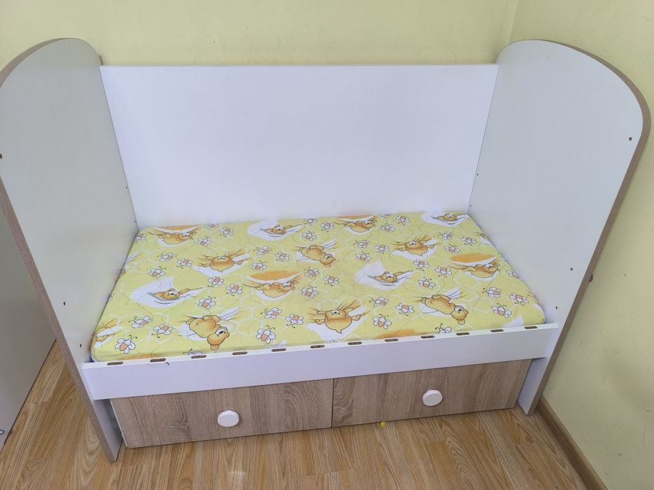 Продавам 2 бебешки дървени легла – отлично състояние!