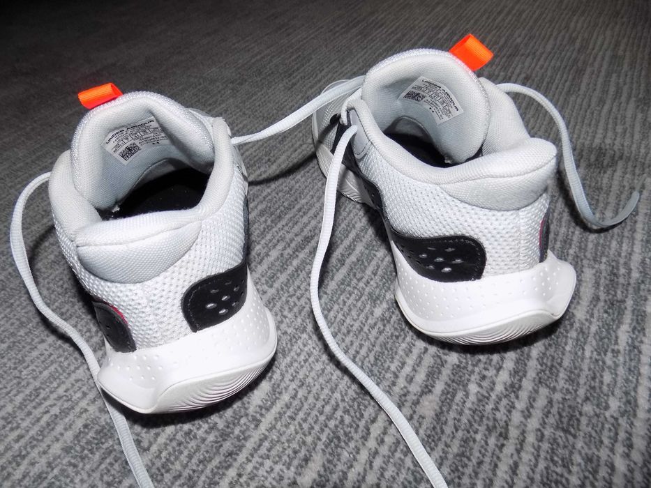 Adidasi Under Armour
