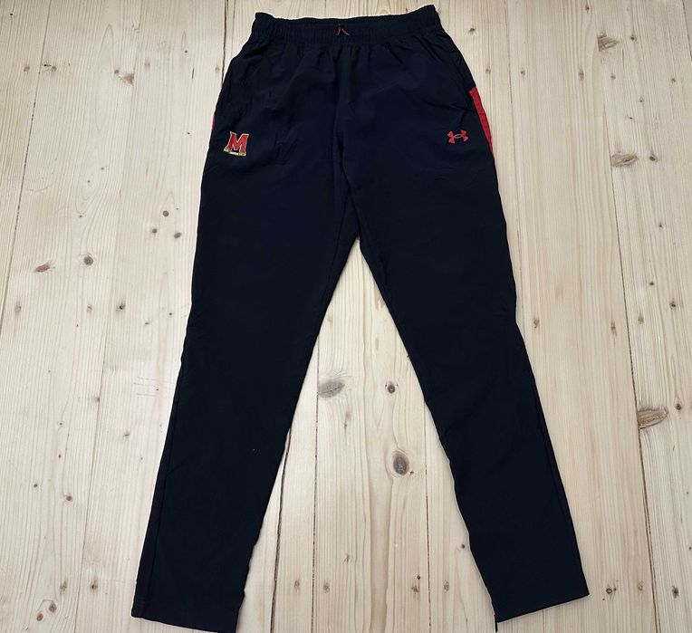 Pantaloni Under Armour Maryland – Mărimea M – Noi fără Etichetă – Trening Fâș Tehnic Sport