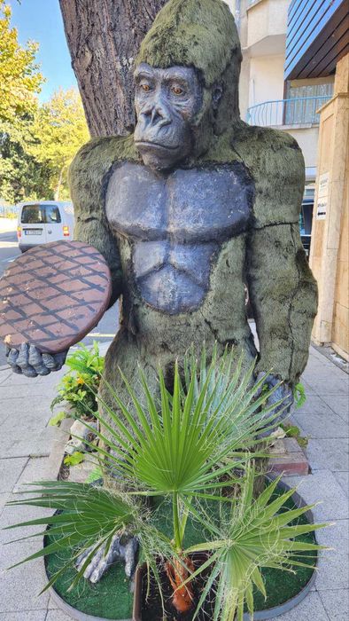 Статуя на горила