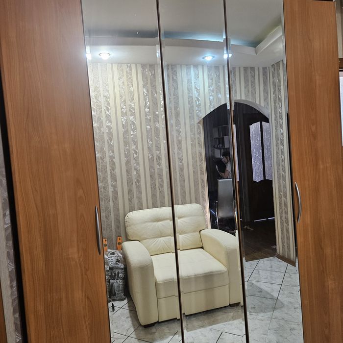 Шкаф со складными дверцами